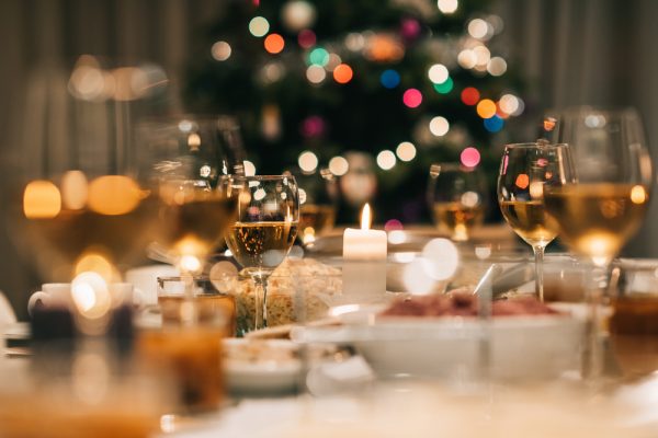 gedekte tafel voor een kerstdiner